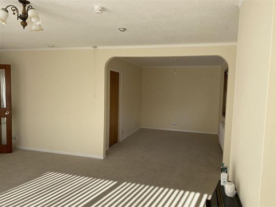 5 bedroom detached bungalow to rent - Photo 1