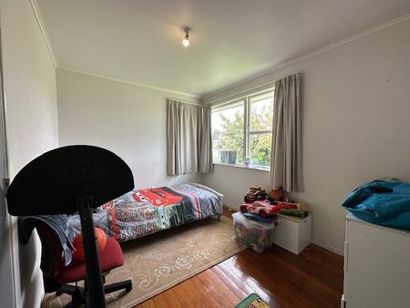 Spacious 3-Bedroom House with Expansive Backyard in Papakura - Photo 2