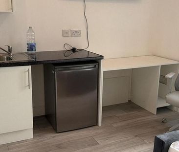 1 bedroom in a house share to rent - Photo 4