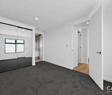 Modern & Low-Maintenance Living in the Heart of Cranbourne - Photo 2