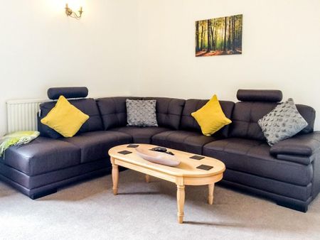 1 bedroom in a house share to rent - Photo 2