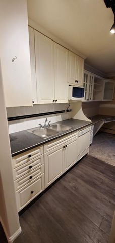 Private Entrance, Free Laundry & Cozy Fireplace, Cat Friendly!! - Photo 5