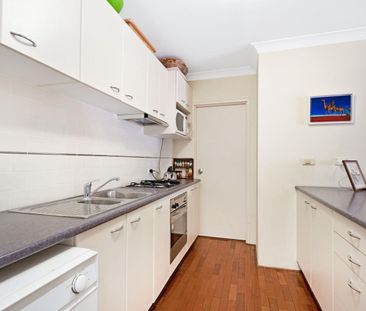 Spacious unit with Parking - Excellent Location - Photo 1