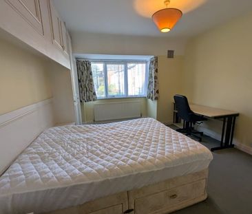 4 Bed Semi-Detached House, Kelso Gardens, LS2 - Photo 4