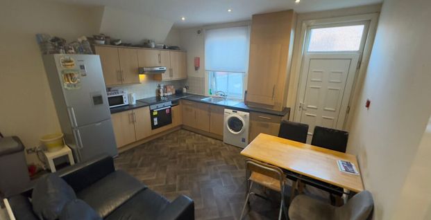 Room 3, Knowle Road, Burley, Leeds, LS4 2PJ - Photo 1