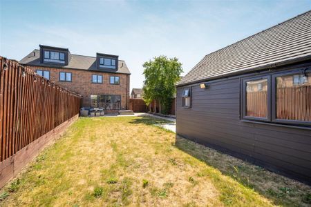 4 bedroom semi-detached house to rent - Photo 2