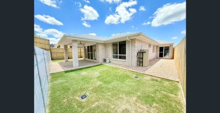 Spacious 4‑Bedroom Family Home with Double Garage – Close to Bethania Station! - Photo 4