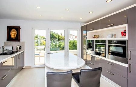 8 room luxury Villa for rent in Marbella, Andalusia - Photo 4