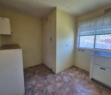 Lovely 2 Bedroom Unit In Chatham - Water & Lawns Included! - Photo 6