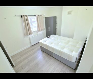 4 Bed Semi-Detached House, Christchurch Avenue, HA0 - Photo 4