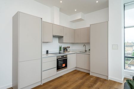 Lakeside Close, Staines Upon Thames - Photo 2