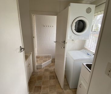 This well-presented upstairs one-bedroom flat offers easy, low-main... - Photo 5