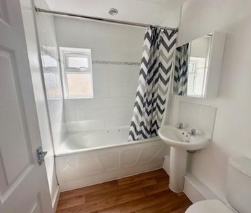 2 bedroom end of terrace house to rent - Photo 5