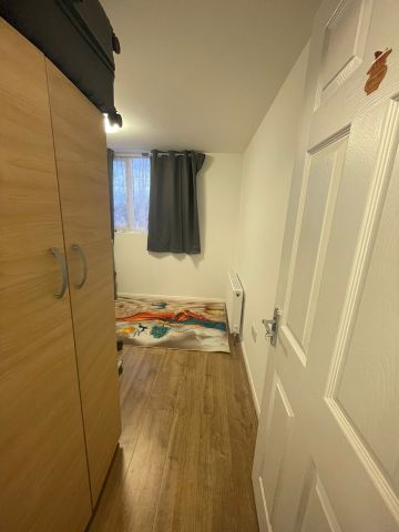 Room in a Shared House, London, E13 - Photo 5