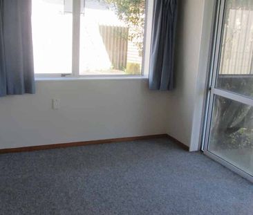 Spacious 2 bdrm house with a single secure garage - Photo 3