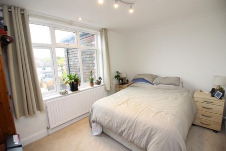 4 bedroom semi-detached house to rent - Photo 5