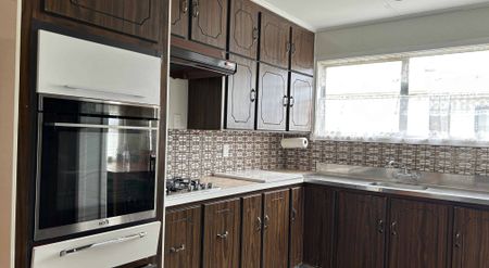 FAMILY FRIENDLY SPACIOUS HOME - Photo 3