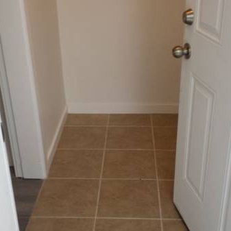 2 bdrms, 1 bath, upper main level near Stampede Park! - Photo 4