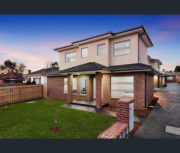 Spacious 4 Bedroom Contemporary Townhouse in Prime Location - Photo 6