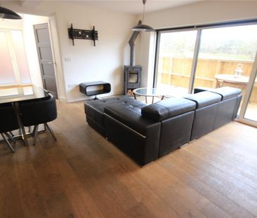 Elmcroft Crescent, - Photo 1