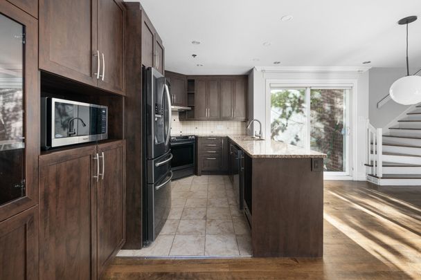 880 Rue St-Antoine E. - Photo 1