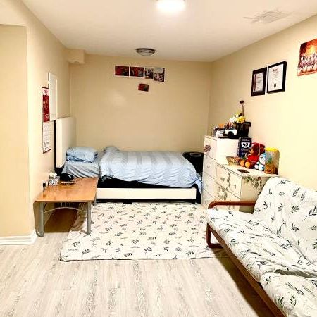 2 Bedrooms basement apartment with separate entrance - Photo 4