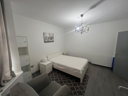 Room in a Shared House, Langhorn Road, SO16 - Photo 2