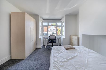 4 bedroom semi-detached house to rent - Photo 4