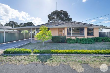 TIDY FAMILY HOME WITH GREAT SHEDDING! - Photo 3
