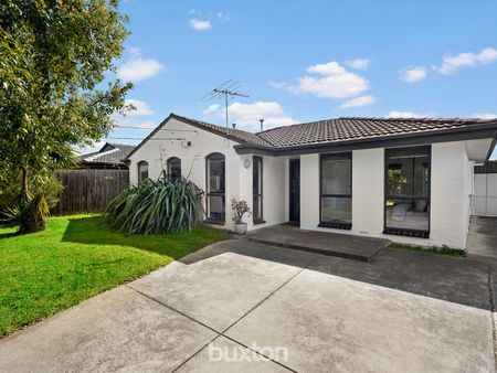 Coastal Charm Meets Modern Comfort: Family Home Near Beach and Wetlands - Photo 5