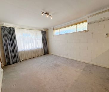 Charming Single-Level Unit - Photo 2