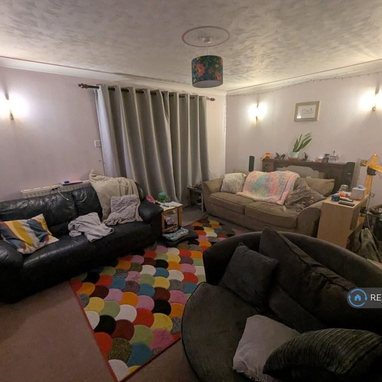 1 bedroom in a house share to rent - Photo 1