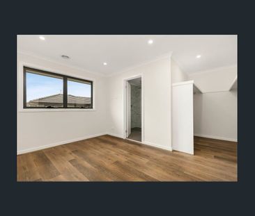 Stylish Townhouse in Prime Mount Waverley Location - Photo 2