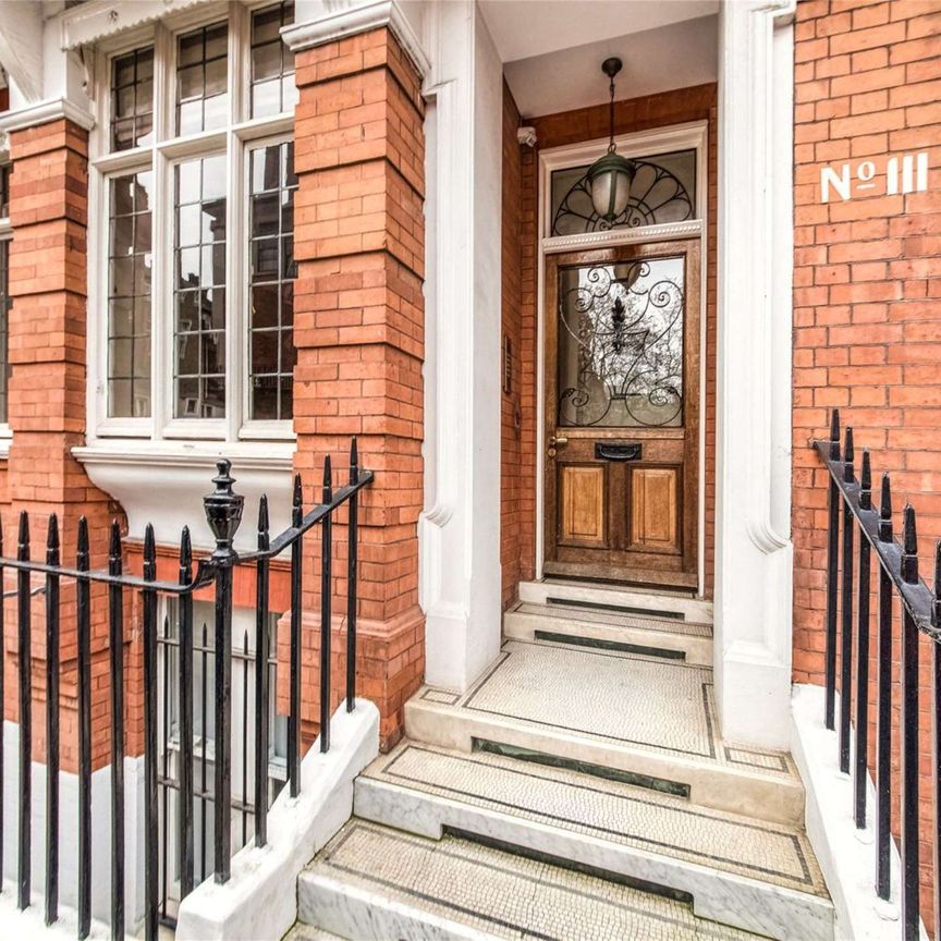 A bright duplex apartment situated over the top two floors of a handsome period building. - Photo 1