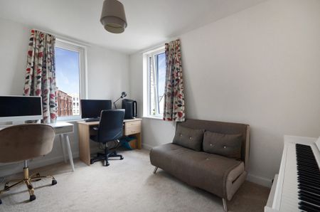 Contemporary two bedroom flat set on the second floor of Berwick Place in Trumpington Meadows a highly sought-after development in Cambridge, CB2. - Photo 4