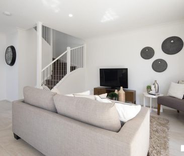 Luxury 3 bed townhouse, convenient to everything! - Photo 1