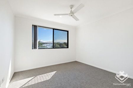 Pristine modern 3 bedroom townhouse - Photo 2