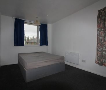 3 Bedroom End Terraced House - Photo 2