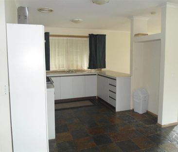charming 3 bedroom home - Photo 2