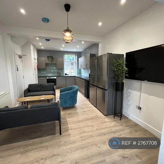 1 bedroom in a house share to rent - Photo 1