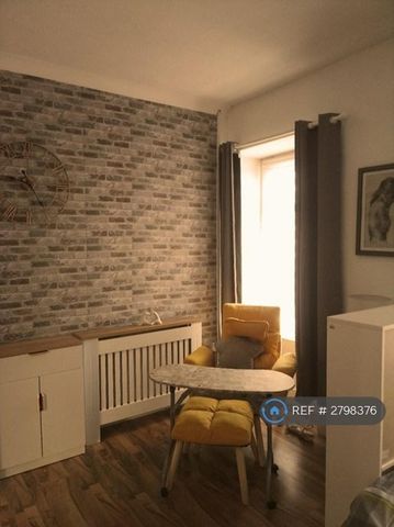 1 bedroom in a house share to rent - Photo 2