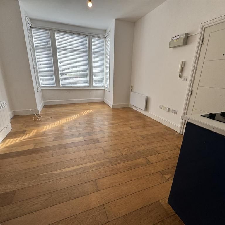 Studio to rent - Photo 1