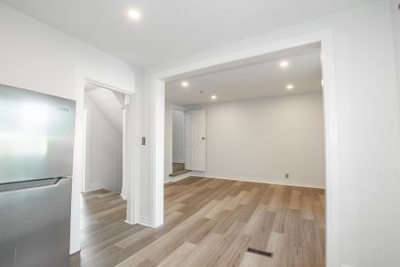 **ALL INCLUSIVE** 2 Bedroom Upper Unit in Hamilton!! - Photo 3