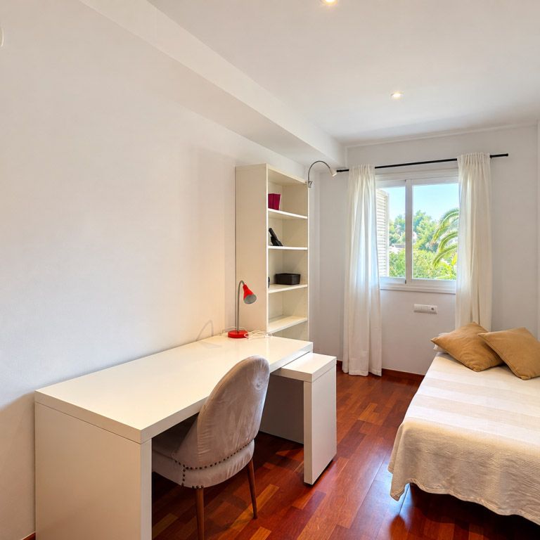 Apartamento amueblado, 2 dormitorios con terraza. piscina y parking, Paseo Marítimo, Palma. - Foto 1