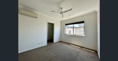 Beautiful 3 Storey Fully Air Conditioned Townhouse - Photo 3