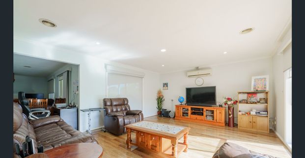 3 BEDROOM HOME IN CRANBOURNE WEST! - Photo 1