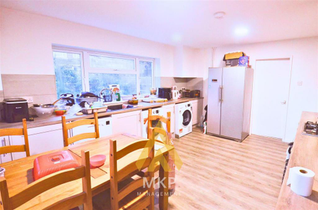 5 bedroom end of terrace house to rent - Photo 3
