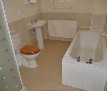 Terraced House to rent on - Photo 5