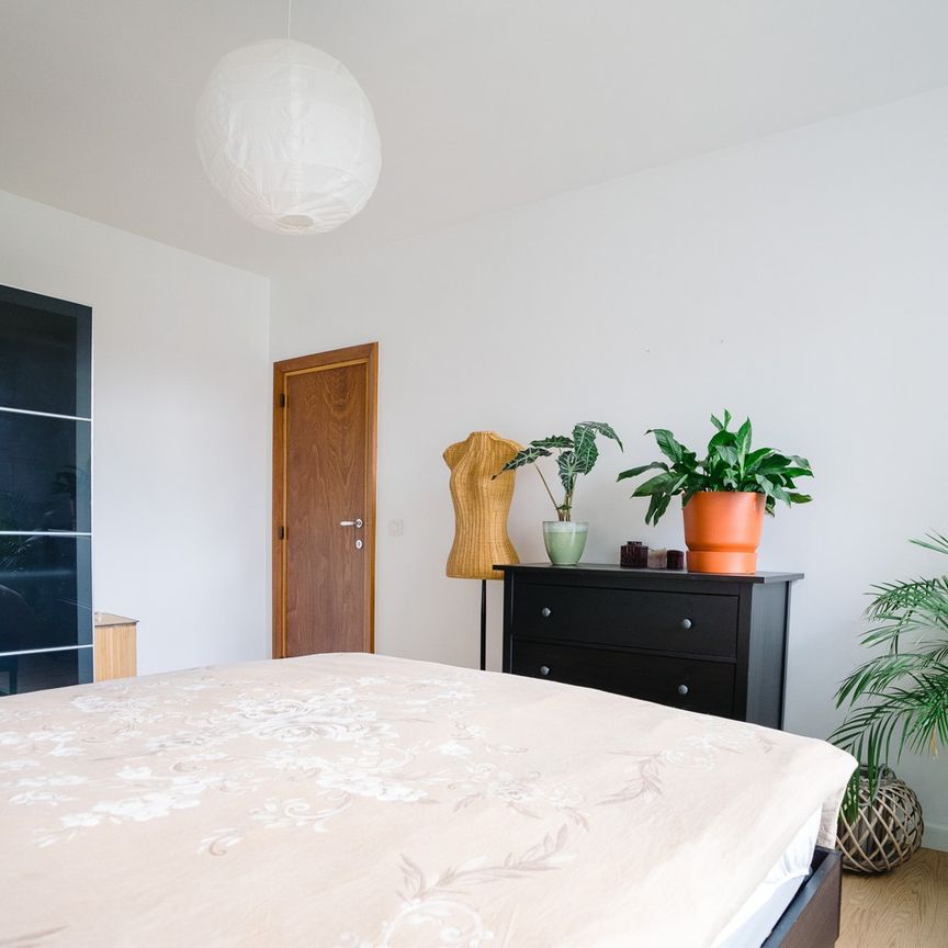 Mooie, gerenoveerde woning met 3 slaapkamers in de rustige wijk Mariakerke. - Photo 1