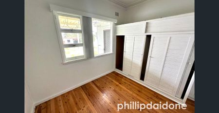 SPACIOUS 3 BEDROOM HOUSE *ONE WEEK FREE RENT * - Photo 4